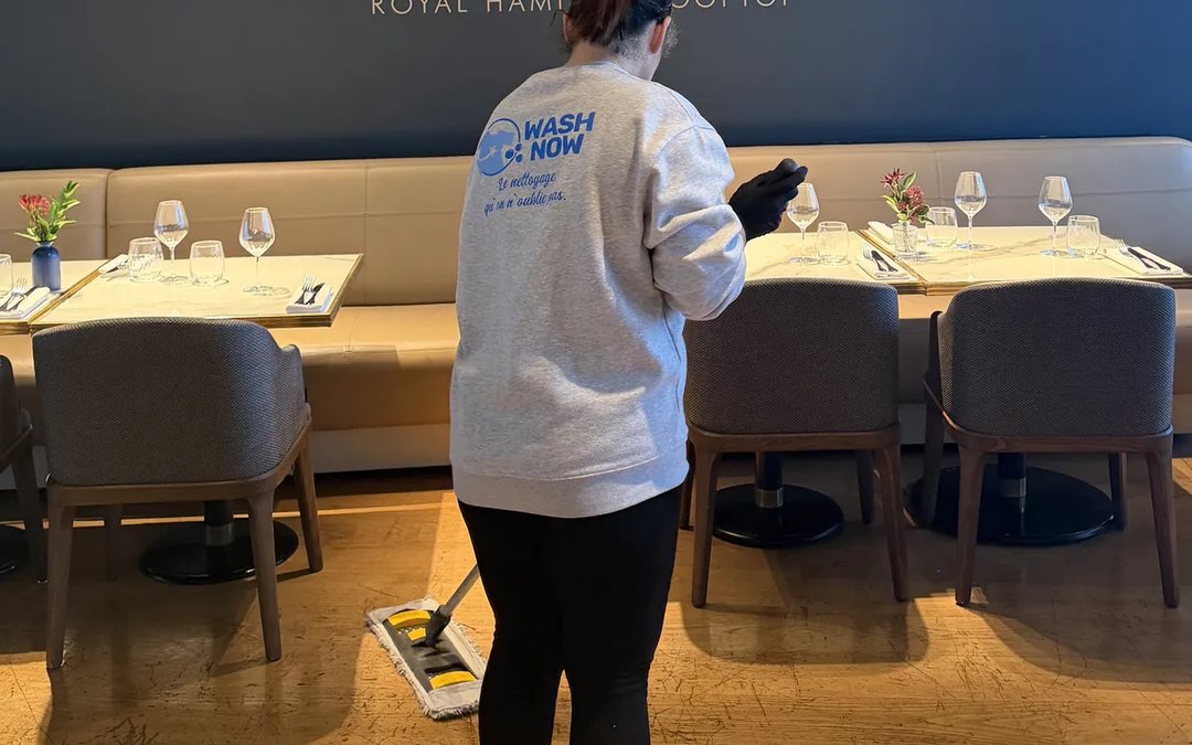 Colaboradora da Wash Now a limpar um restaurante no Luxemburgo